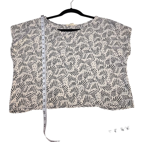 Forever 21 Open Back Crop Top Sheer Geometric Thin White and Black Shirt Size S - Picture 6 of 8